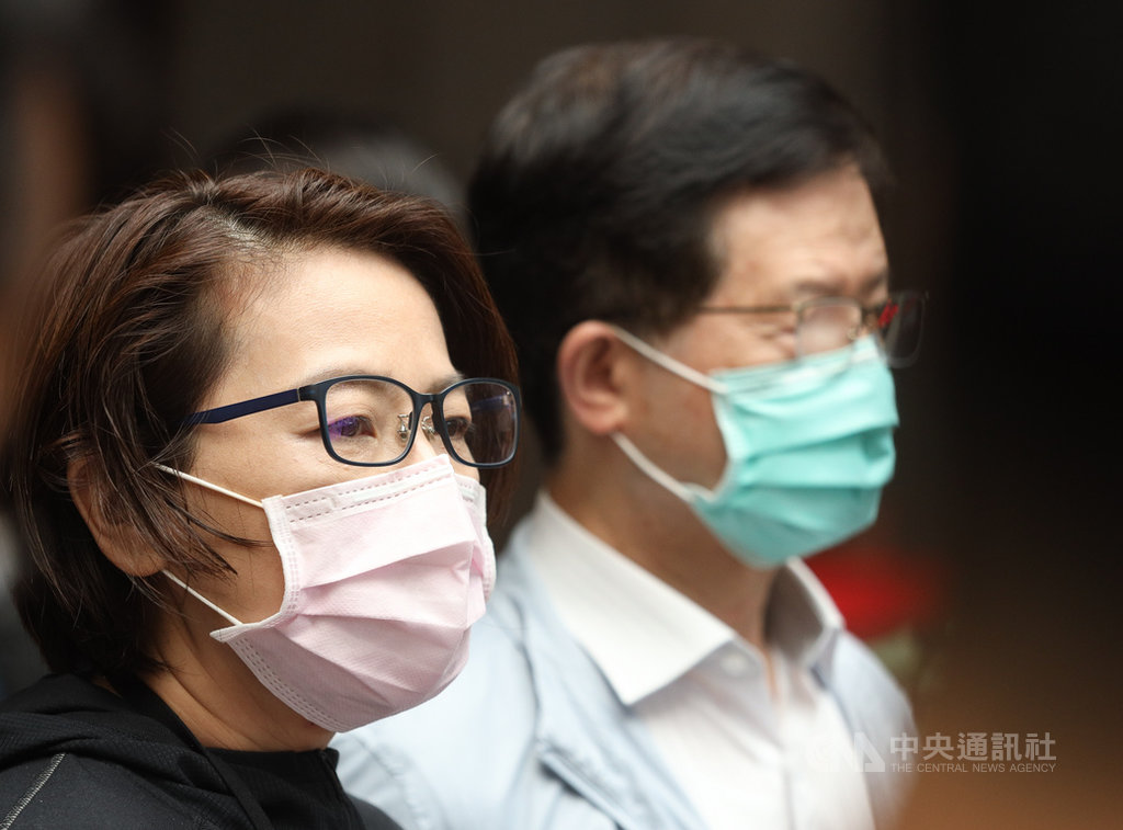 台北市副市長黃珊珊(左)29日主持北市府因應2019新型冠狀病毒疫情小組第14次應變會議後受訪表示,若民眾因武漢肺炎疫情需居家隔離或檢疫,寵物也不能出門,需一起隔離。中央社記者謝佳璋攝 109年2月29日