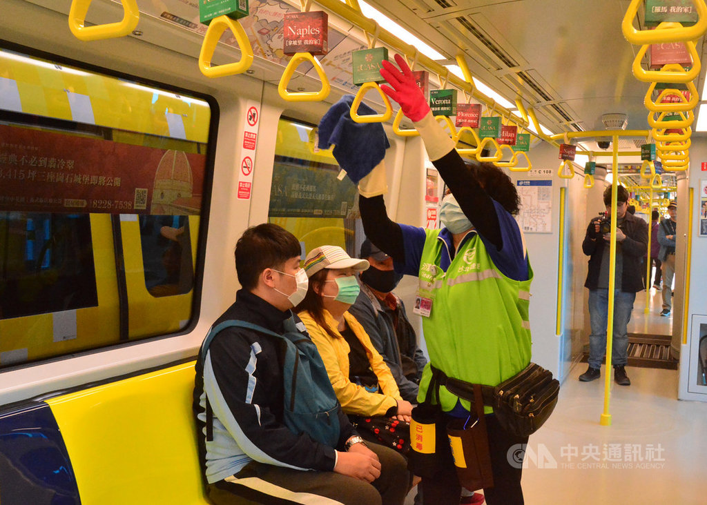 新北捷運工程局29日表示,捷運環狀線從3月1日開始正式收費,收費方式與台北捷運現行路網相同,同樣適用常客優惠及公共運輸定期票。圖為北捷清潔人員加強車廂內吊環清消。中央社記者黃旭昇新北市攝 109年2月29日