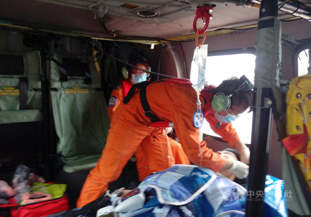 台東綠島29日上午一名31歲女遊客疑似中風,經綠島衛生所診斷評估後,隨即由空勤直升機送往台東馬偕醫院醫治。(空勤第三大隊第三隊提供)中央社記者李先鳳傳真 109年2月29日