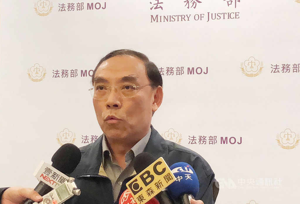 武漢肺炎防疫嚴峻時期,法務部長蔡清祥29日表示,遺體相驗程序已訂出「法醫相驗解剖通報及處理流程」,當法醫接獲通知時,需先採取檢體,確認是否屬傳染病,若非傳染病,就按一般程序處理,若是有傳染病則立即通知衛生機關,依法採最快速度處理,在24小時內火化。(法務部提供)中央社記者劉世怡傳真 109年2月29日
