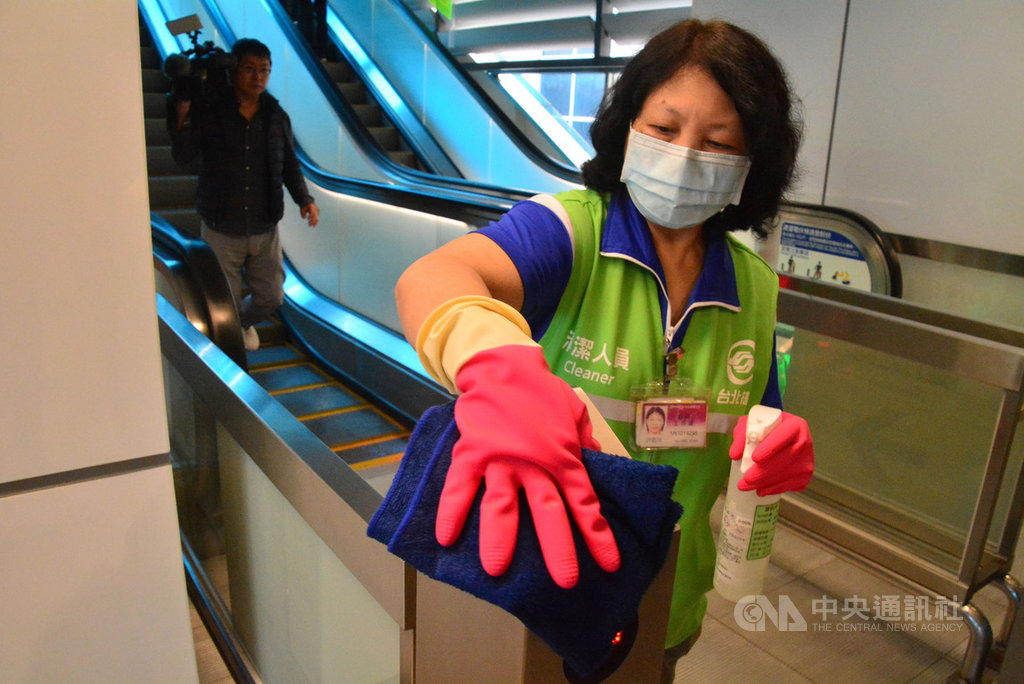 台北捷運公司29日在捷運環狀線新北產業園區站示範車站環境清潔作業,全面提升消毒頻率,站內民眾頻繁接觸電扶梯扶手等設備每4小時消毒一次。中央社記者黃旭昇新北攝 109年2月29日