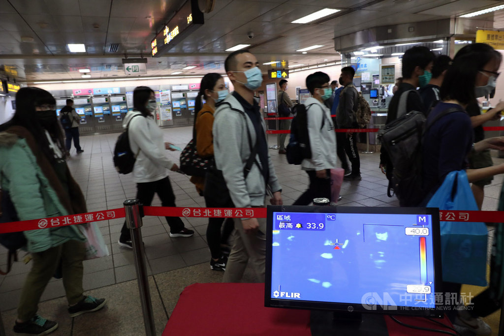 台北捷運29日起在捷運板南線台北車站2號詢問處旁入口閘門,試辦增設紅外線熱顯像儀,目前設置的是將原偵測設備溫度的熱顯像儀,改裝成可即時偵測多名進站旅客體溫,偵測區塊中顯示最高溫度,若超過攝氏37.5度,螢幕將以不同顏色顯示。中央社記者吳家昇攝 109年2月29日