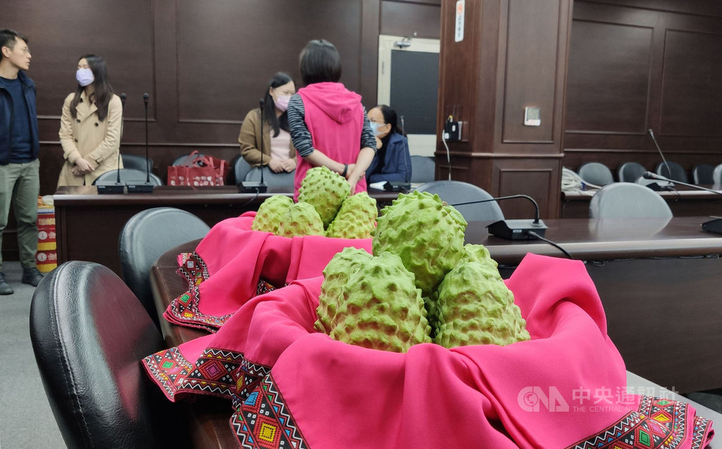 武漢肺炎疫情一度造成台東鳳梨釋迦外銷衝擊,縣長饒慶鈴允諾補貼每公斤3元運費,並請農委會加碼,讓1公斤釋迦有9元的補貼,提高貿易商出口意願。圖為縣府2月上旬召開相關會議。中央社記者李先鳳攝 109年2月29日