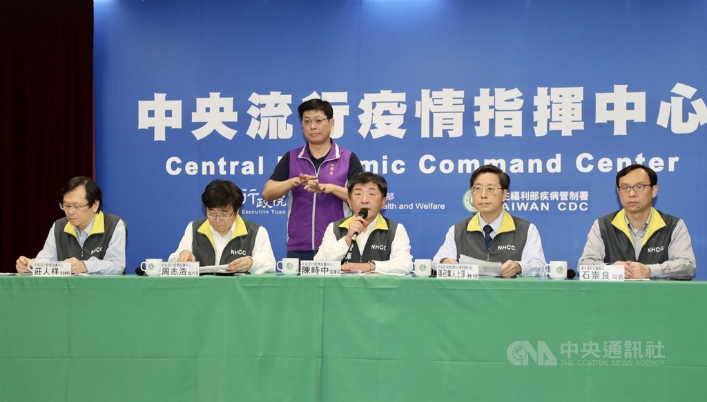 因應武漢肺炎疫情,中央流行疫情指揮中心29日下午召開記者會,指揮中心監測應變官莊人祥(左起)、執行官周志浩、指揮官陳時中、專家諮詢小組召集人張上淳、衛福部醫事司長石崇良出席說明最新疫情與相關防疫措施。中央社記者張皓安攝 109年2月29日