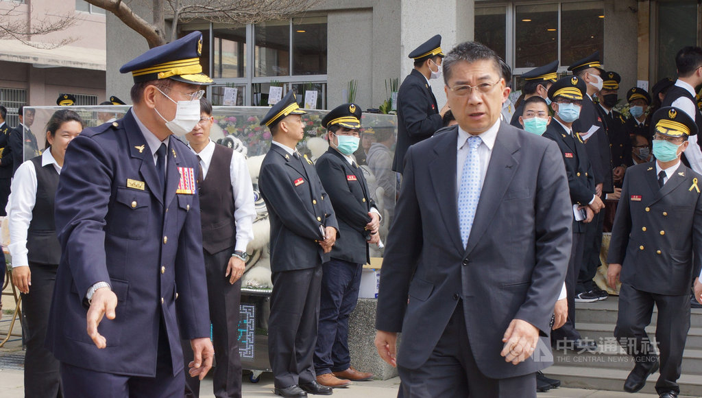 高雄市消防局小隊長馮永昌出勤車禍殉職,29日舉行公祭,內政部長徐國勇(前右)前往弔唁。中央社記者程啟峰高雄攝 109年2月29日