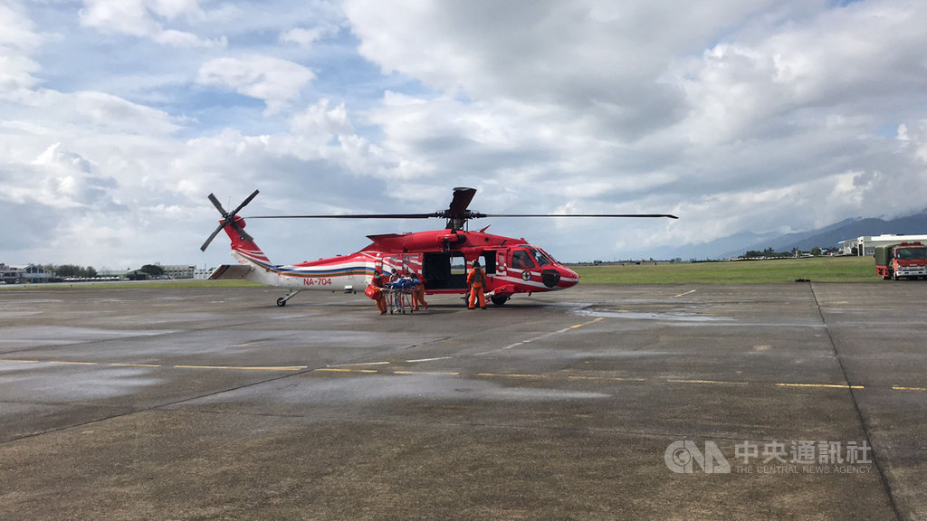 台東綠島一名31歲女遊客疑似中風,經綠島衛生所診斷評估後申請空中醫療後送,立即派遣機型UH-60M直升機機組員及隨機醫護員前往救援。(空勤第三大隊第三隊提供)中央社記者李先鳳傳真 109年2月29日
