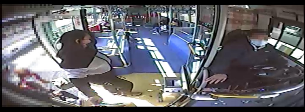 首都客運公布的公車監視器畫面上可看見,長髮的外籍看護穿著T恤與長褲,上車時有戴著黑色的口罩,當時的司機也有配戴口罩。(三重客運提供)