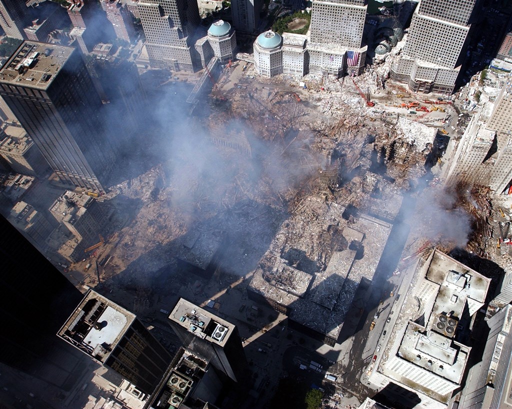 911恐攻事件後,國際施壓塔利班交出賓拉登被拒,美國決定出兵阿富汗。圖為世貿中心在911事件中遭恐怖襲擊後倒塌的現場。(圖取自美國海軍網頁www.navy.mil)