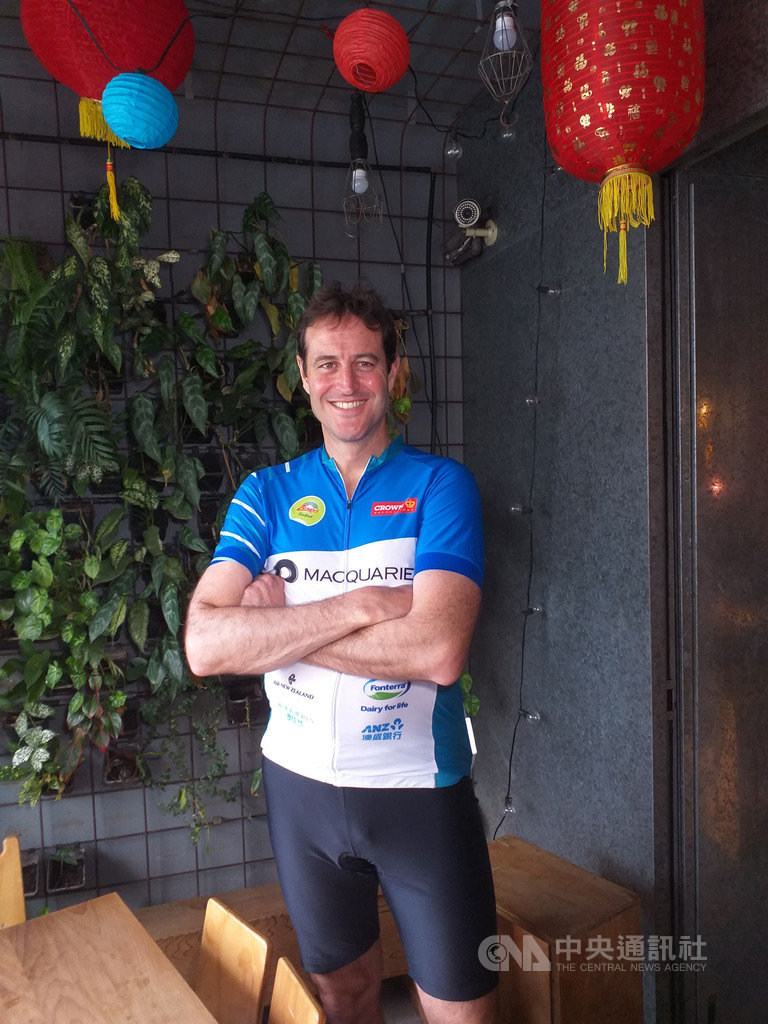 澳洲駐台代表高戈銳(Gary Cowan)著勁裝歡迎澳洲選手來台參加2020國際自由車環台公路大賽並與他們餐敘。他說,台灣對武漢肺炎的有效防疫措施令選手能安心參賽。中央社記者陳韻聿攝 109年2月29日