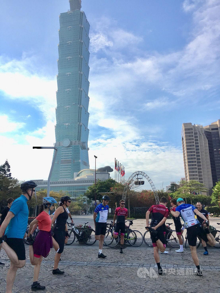 澳洲駐台辦事處官員與來台參加2020國際自由車環台公路大賽的澳洲選手,29日在台北市區共騎一段比賽路線,為3月1日登場的比賽作準備。圖為眾人熱身。(澳洲駐台辦事處提供)中央社記者陳韻聿傳真 109年2月29日