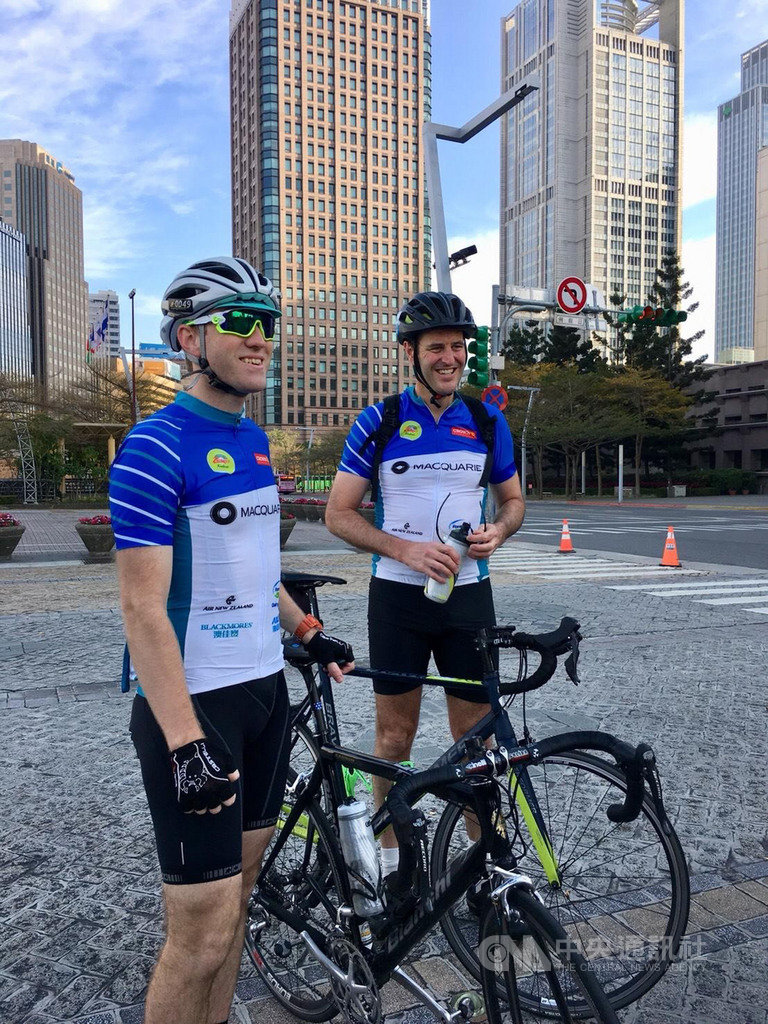 澳洲駐台代表高戈銳(Gary Cowan)與澳洲駐台辦事處行政處長郭瑞哲(Richard Quinn)歡迎澳洲選手來台參加2020國際自由車環台公路大賽,並與他們在台北市區共騎一段比賽路線。(澳洲駐台辦事處提供)中央社記者陳韻聿傳真 109年2月29日