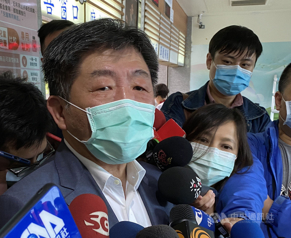 針對是否要再調升對日本的旅遊警示,中央流行疫情指揮中心指揮官陳時中(前)29日表示,會持續注意鑽石公主號郵輪旅客返回各國家後的健康狀況,以疫情對日本的影響來做決定。中央社記者邱俊欽桃園攝 109年2月29日