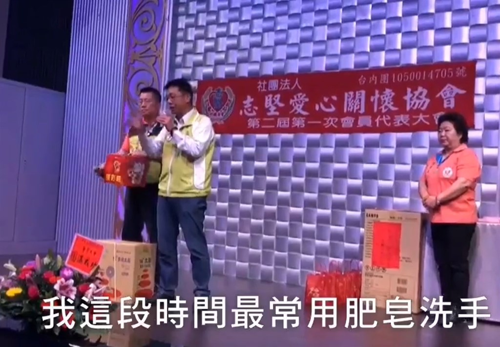 武漢肺炎疫情延燒,疫情指揮中心指揮官陳時中1日呼籲,民意代表不要跑攤。民進黨立委許智傑(中)表示,這樣的呼籲非常好,會盡量配合。(圖取自facebook.com/leer0105)