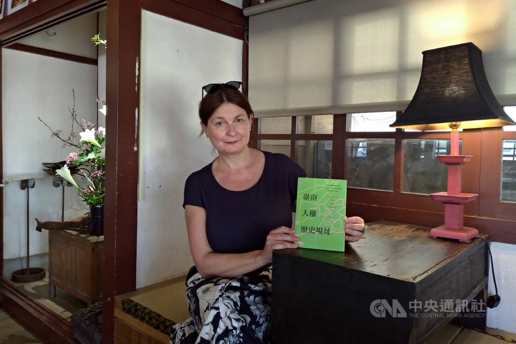 台南市政府文化局完成「台南人權歷史場址手冊」印製,介紹台南27處相關場址,捷克作家拉德卡.德內馬爾科娃(Radka Denemarkova)大力推薦。(台南市文化局提供)中央社記者楊思瑞台南傳真 109年3月1日