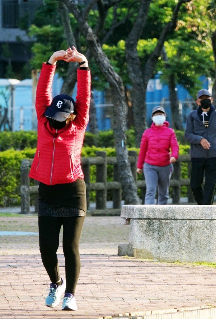 氣象局指出,1日北台灣高溫約24、25度,其他地方仍可達26至30度,下午後受東北季風增強影響,北台灣逐漸轉涼。圖為民眾晨起運動不忘戴上口罩。(中央社檔案照片)