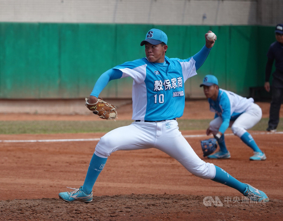 穀保家商投手林子崴(圖)1日木棒聯賽4強率隊以6比3拿勝、晉級冠軍戰,他今年將投入中職選秀,總教練周宗志點出穩定性和左投是優勢。中央社記者謝靜雯攝 109年3月1日
