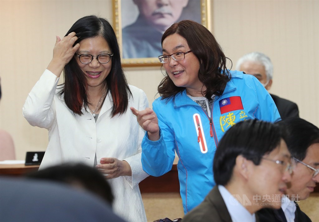 立法院2日舉行各委員會召委選舉,內政委員會部分,最後由民進黨立委管碧玲(左)、國民黨立委陳玉珍(右)擔任召委。中央社記者張皓安攝 109年3月2日