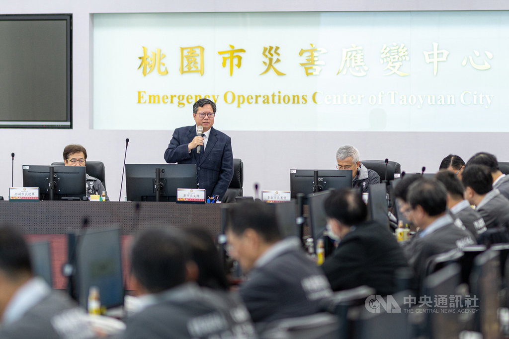 桃園市長鄭文燦(後中)2日在防疫專案會議中表示,有製造廠商反映,因政府沒有禁止出口額溫槍,所以目前相關訂單都來自中國,也就是說台灣生產的額溫槍都被中國買走,他已向中央建議,額溫槍應暫時禁止出口,以供國內防疫所需。中央社記者吳睿騏桃園攝 109年3月2日