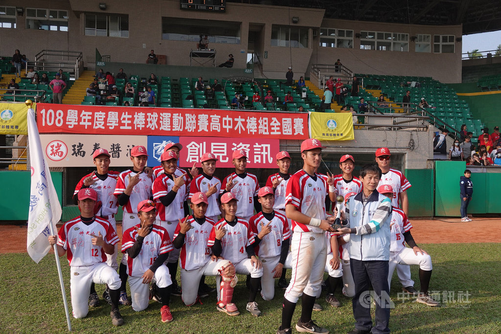 108學年度高中棒球聯賽(木棒組)季軍戰2日登場,高雄市普門中學投打發揮,終場以8比1擊敗台東體中,拿下本屆季軍,賽後全隊開心領獎。中央社記者謝靜雯攝 109年3月2日