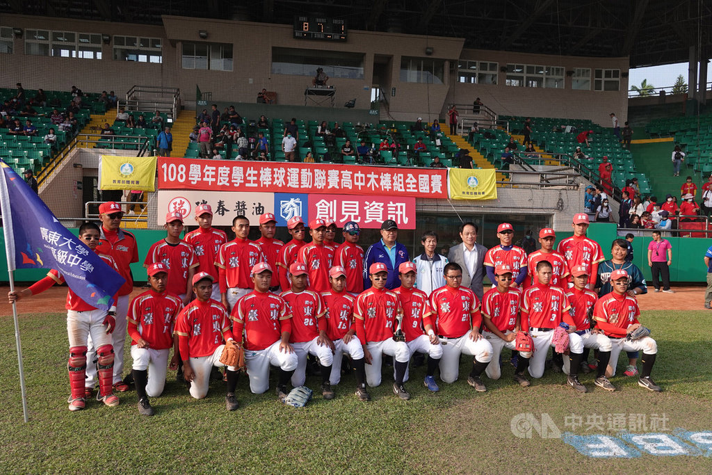 108學年度高中棒球聯賽2日下午展開季軍戰,台東體中終場以1比8吞敗,本屆排名第4,賽後全隊合影。中央社記者謝靜雯攝 109年3月2日