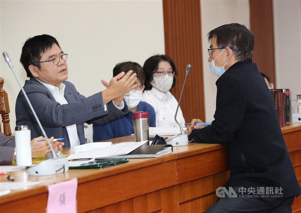 立法院第10屆各委員會召委選舉2日登場,財政委員會由民進黨立委莊瑞雄(左)、國民黨立委賴士葆(右)當選召委。中央社記者張皓安攝 109年3月2日