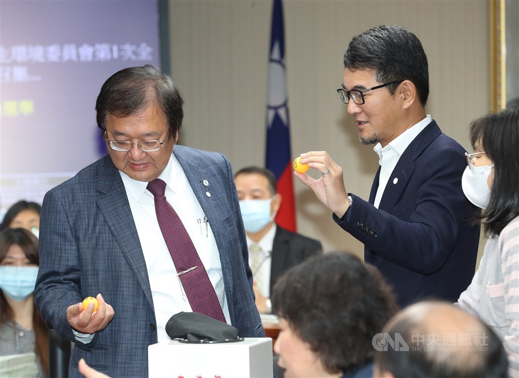 立法院第10屆各委員會召委選舉2日登場,社會福利及衛生環境委員會由民進黨立委邱泰源(左)、劉建國(右)當選。中央社記者張皓安攝 109年3月2日