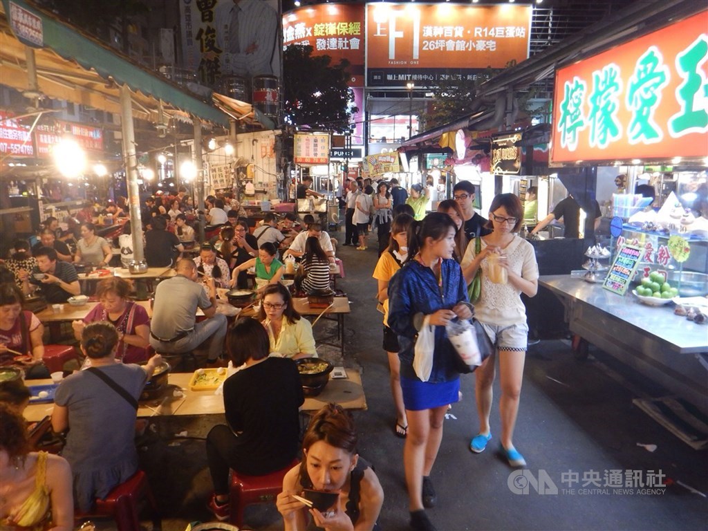 行政院官員表示,振興抵用券初步規劃採消費折抵方式執行,共分成4種券,分別可在餐廳、夜市、商圈以及藝文活動抵用,每張券200元,須到國旅住宿才能獲得。(中央社檔案照片)