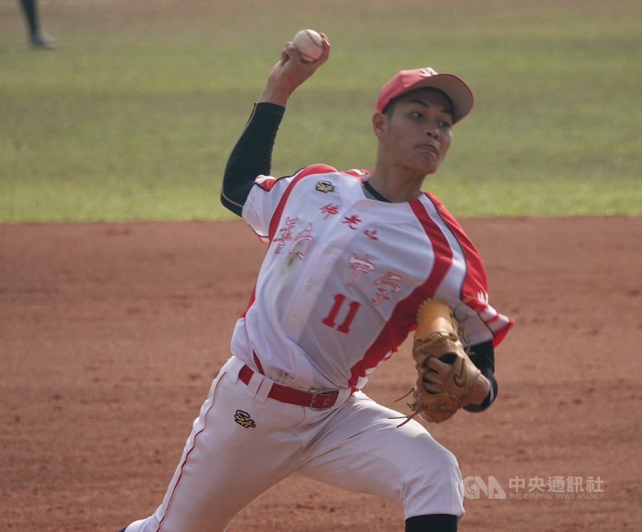 108學年度高中棒球聯賽(木棒組)季軍戰2日舉行,普門中學投打發揮,先發投手楊鈺翔(圖)先發5.1局無責失分,鍾昀臻請命後援,率隊以8比1、7局擊敗台東體中,拿下季軍。中央社記者謝靜雯攝 109年3月2日