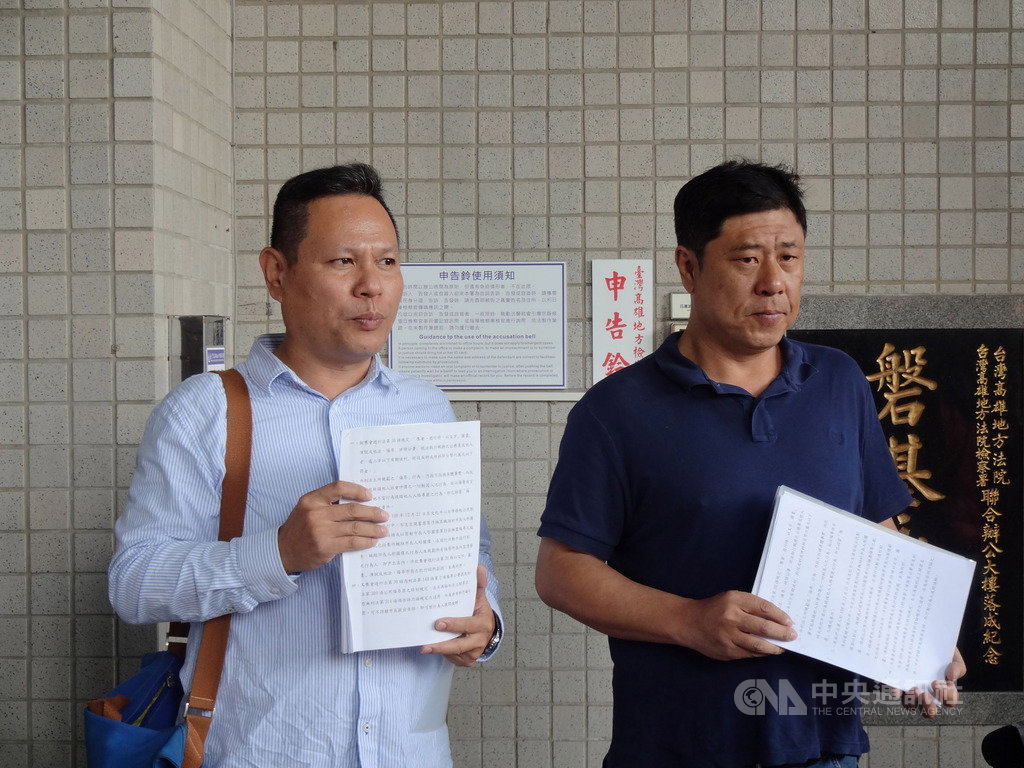 有民眾3日向高雄地檢署告發高雄市議員邱俊憲、何權峰與黃捷涉嫌於罷韓送巧克力小蛋糕、口罩等,質疑有對價關係,違反選罷法。中央社記者陳朝福攝 109年3月3日
