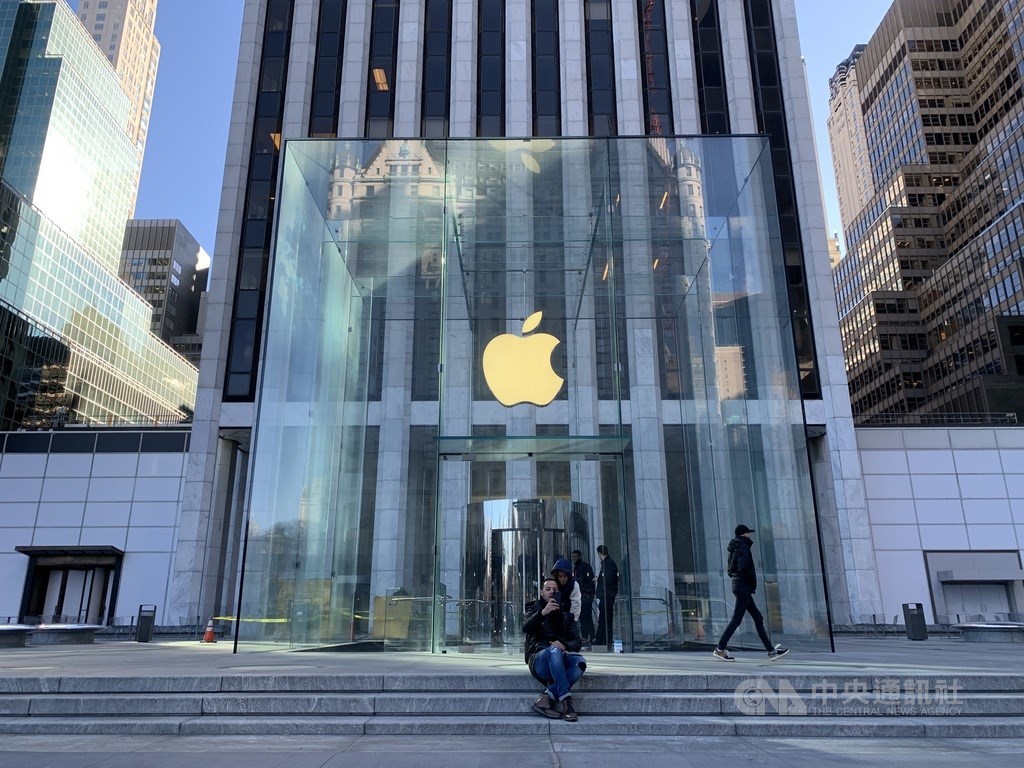 蘋果公司先前被控蓄意減慢舊款iPhone的運作速度,如今蘋果同意支付高達5億美元,就相關集體訴訟進行和解。圖為紐約市曼哈頓第五大道蘋果直營店外觀。(中央社檔案照片)