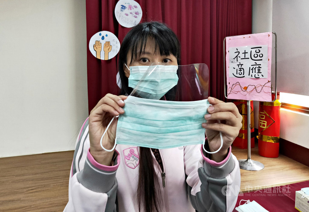 武漢肺炎疫情持續延燒,部分心智障礙者未必能確實戴好口罩自我防護,苗栗縣新苗教養院教保員別出心裁,在口罩上加裝透明投影片,協助院生加強防護範圍。(苗栗縣政府提供)中央社記者管瑞平傳真 109年3月3日
