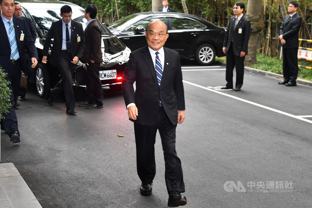 行政院長蘇貞昌(前)3日上午赴立法院報告「中央政府嚴重特殊傳染性肺炎防治及紓困振興特別預算案」並備詢。中央社記者林俊耀攝 109年3月3日