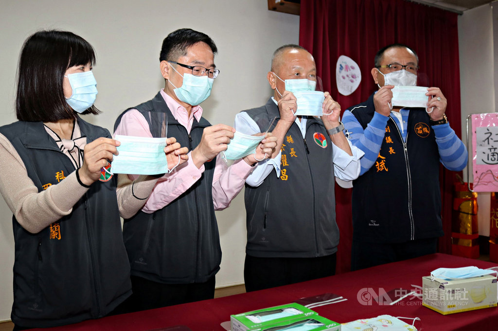 苗栗縣長徐耀昌(右2)3日前往訪視新苗教養院防疫工作,對於教保員因應部分院生無法標準配戴口罩,特別發揮巧思在口罩上緣加裝一片透明投影片的做法,表達肯定之意。(苗栗縣政府提供)中央社記者管瑞平傳真 109年3月3日