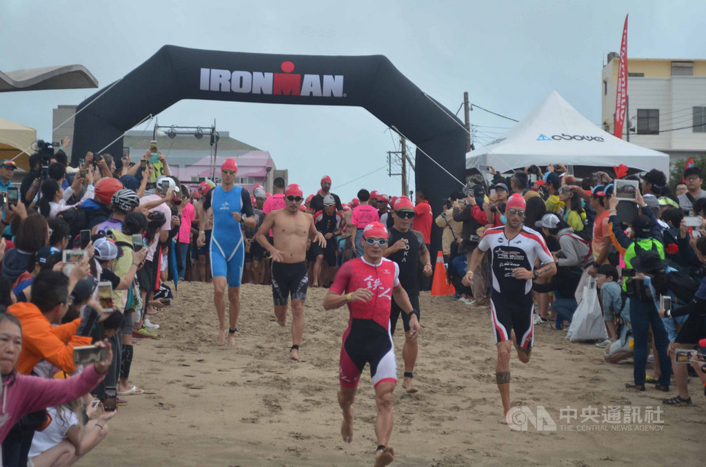 原訂4月在澎湖舉辦的「IRONMAN Taiwan 澎湖國際鐵人賽」,因應政府大型活動防疫措施,並顧及參賽選手健康安全等,決定將賽事延期至明年3月21日舉行。圖為過往賽事照片。中央社 109年3月3日