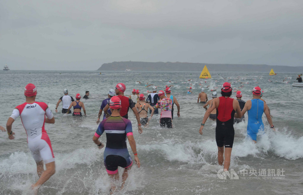 原訂4月在澎湖舉辦的「IRONMAN Taiwan 澎湖國際鐵人賽」,因應政府大型活動防疫措施,決定將賽事延期至明年3月21日舉行;若無法參加而選擇要退費的選手,15日前可上網申請全額退費。圖為過往賽事照片。中央社 109年3月3日