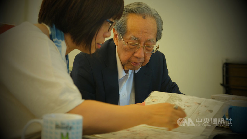 台東大學兒童文學研究所副教授游珮芸與繪本藝術家周見信共同創作「來自清水的孩子」,以白色恐怖受難者蔡焜霖(右)為主角,娓娓道出蔡焜霖90年的生命歷程,並從中鏡射近代台灣歷史。(慢工文化提供)中央社記者鄭景雯傳真 109年3月3日