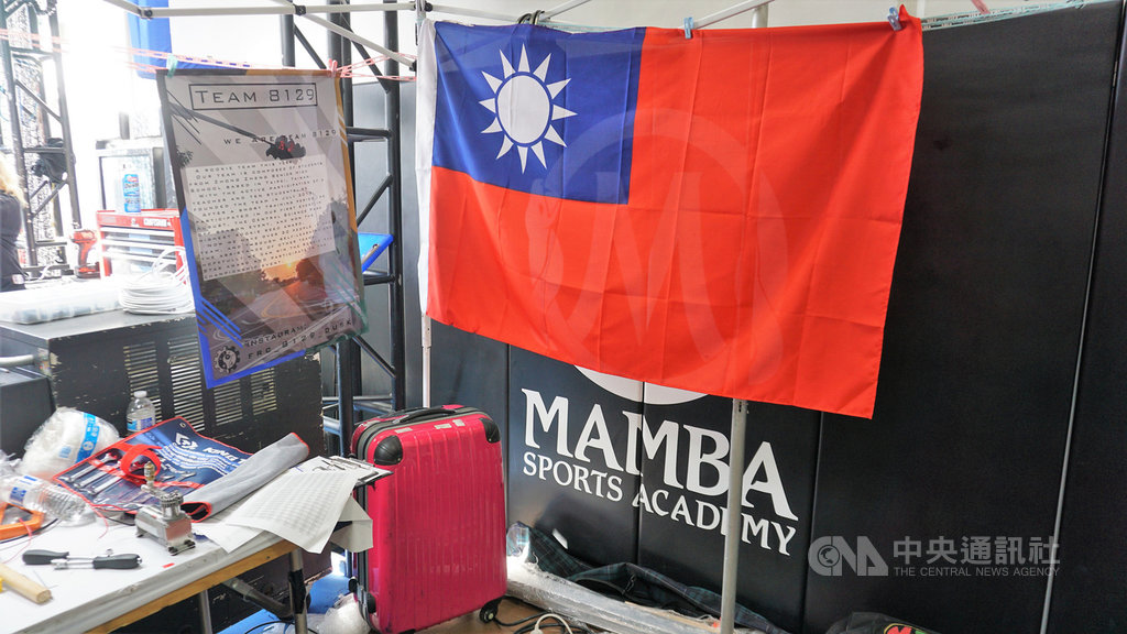 台北市中正高中赴美國洛杉磯的曼巴運動學院參加國際機器人競賽,工作站掛上國旗。中央社記者林宏翰洛杉磯攝 109年3月3日