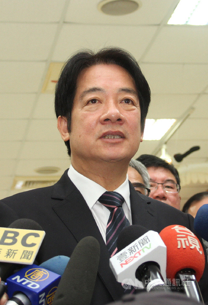 武漢肺炎疫情延燒,副總統當選人賴清德(前)3日受訪表示,希望國人最近在舉辦大型活動時能特別留意,能取消就取消。中央社記者楊思瑞攝 109年3月3日