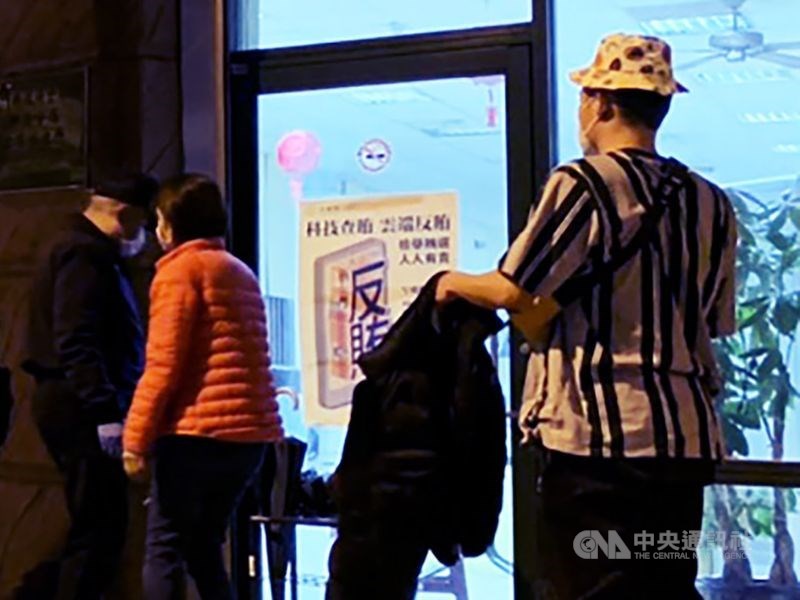 新竹縣男子林東京(右)居家檢疫期間失聯,竹縣衛生局重罰新台幣100萬元,不過,林東京不滿縣政府處罰過重提起訴願。(中央社檔案照片)