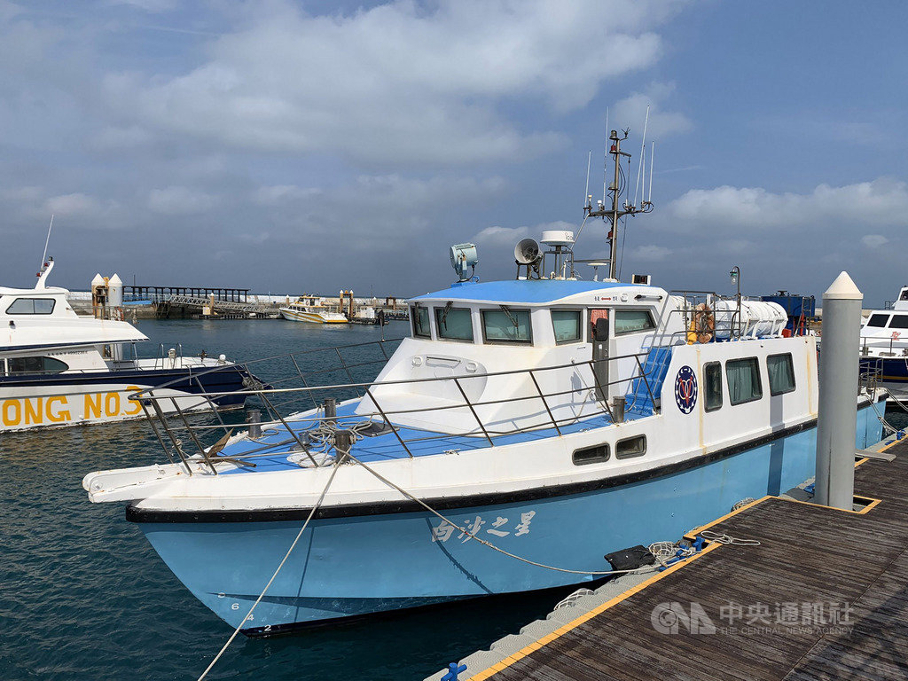 武漢肺炎持續延燒,澎湖縣長賴峰偉4日表示,防疫之道在於實施嚴格措施阻絕疫情、安定民心,為解決離島鄉親憂慮,縣府已要求民間觀光遊樂船、民營契約交通船比照台北捷運公司做法,若乘客額溫超過攝氏37.5度,耳溫達38度,將拒載。(澎湖縣政府提供)中央社 109年3月4日
