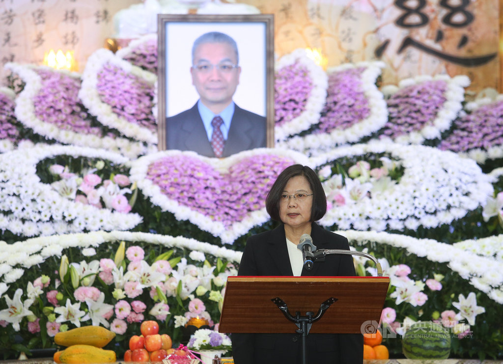 已故期貨交易所董事長許虞哲追思祝福奠禮,4日在台北市立第一殯儀館景行廳舉行,總統蔡英文(圖)親自出席致意,感念許虞哲為台灣稅改和金融市場的貢獻。中央社記者謝佳璋攝 109年3月4日