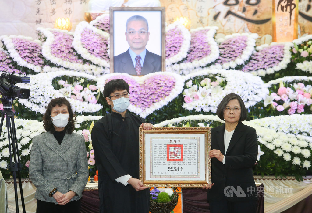 已故前財政部長、期貨交易所董事長許虞哲追思祝福奠禮,4日在台北市立第一殯儀館景行廳舉行,總統蔡英文(右)親自出席致意並頒發褒揚令。中央社記者謝佳璋攝 109年3月4日