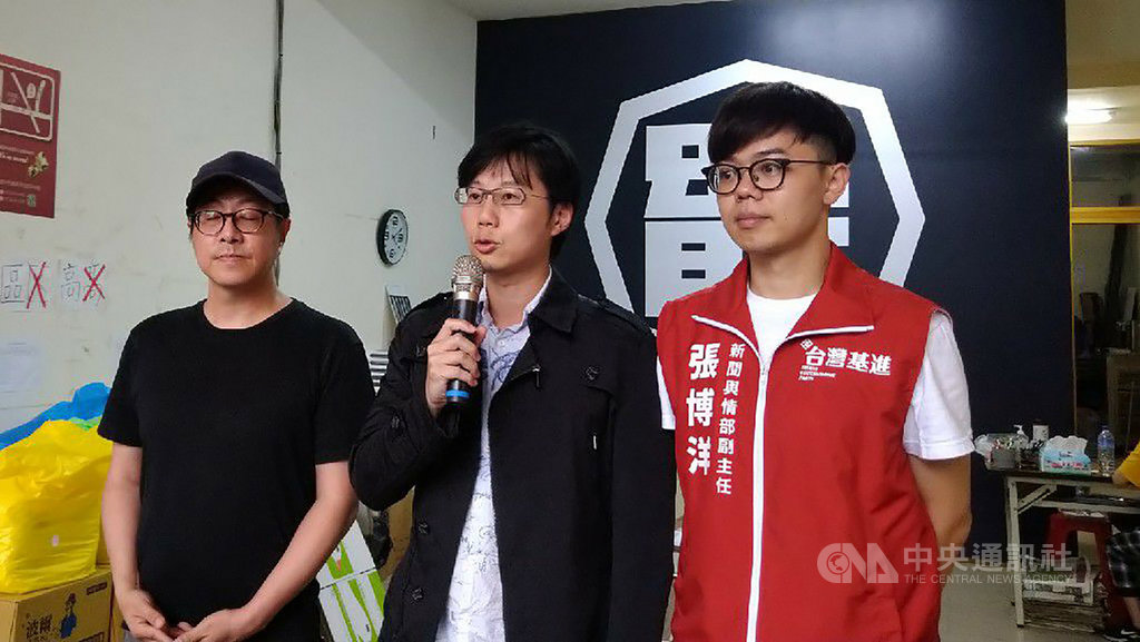 罷免高雄市長韓國瑜案法定領銜人陳冠榮(中)、Wecare高雄發起人尹立(左)及台灣基進新聞輿情部副主任張博洋(右)4日宣布,2階罷免連署書已達55萬份,將提前於9日提交送件。(光復高雄總部提供)中央社記者王淑芬傳真 109年3月4日