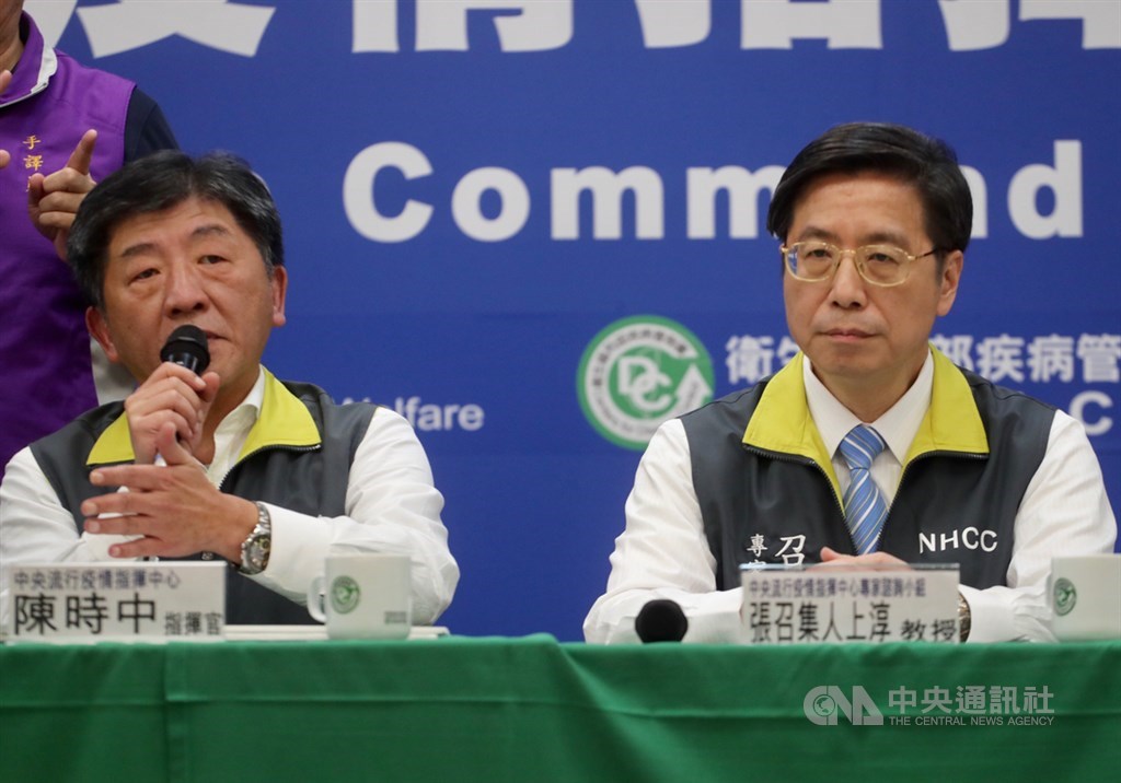中央流行疫情指揮中心5日晚間舉行記者會,指揮官陳時中(左)宣布新增2例武漢肺炎確診病例,1例曾與第39例確診個案接觸、同在插花班上課,另1例為菲律賓境外移入。右為指揮中心專家諮詢小組召集人張上淳。中央社記者裴禛攝 109年3月5日