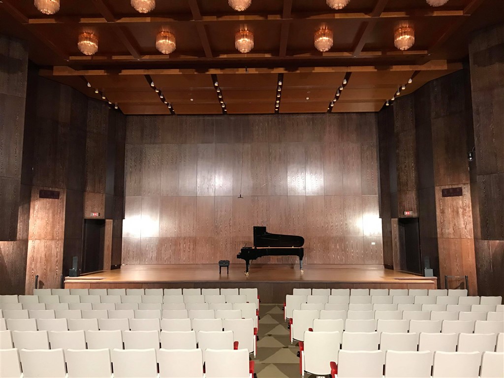 一名外籍音樂家日前來台演出後,在澳洲確診武漢肺炎。文化部長鄭麗君5日表示,文化部跟所屬場館將強化防疫,觀眾全面採梅花座、戴口罩。圖為國家演奏廳。(民眾提供)