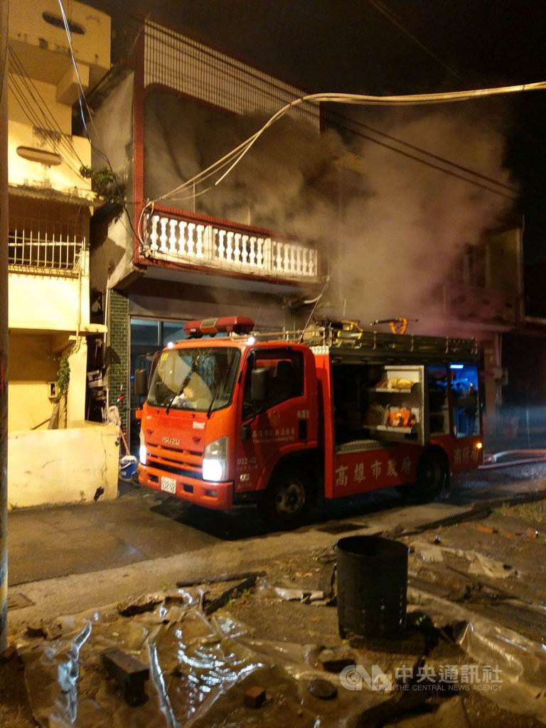 高雄市林園區一間民宅5日凌晨發生火警,消防獲報立即派員到場協助搶救,但火勢延燒20多分鐘,造成屋主女兒死亡,自行逃出的屋主兒子燒燙傷送醫。(高市消防局提供)中央社記者程啟峰高雄傳真 109年3月5日