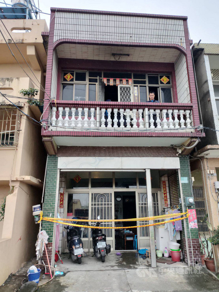 高雄市林園區一間民宅5日凌晨發生火警,警方在2樓火場外查獲一個殘留疑似汽油的塑膠容器,加上王家人有訴訟糾紛未了,全案朝縱火方向偵辦。(警方提供)中央社記者程啟峰高雄傳真 109年3月5日