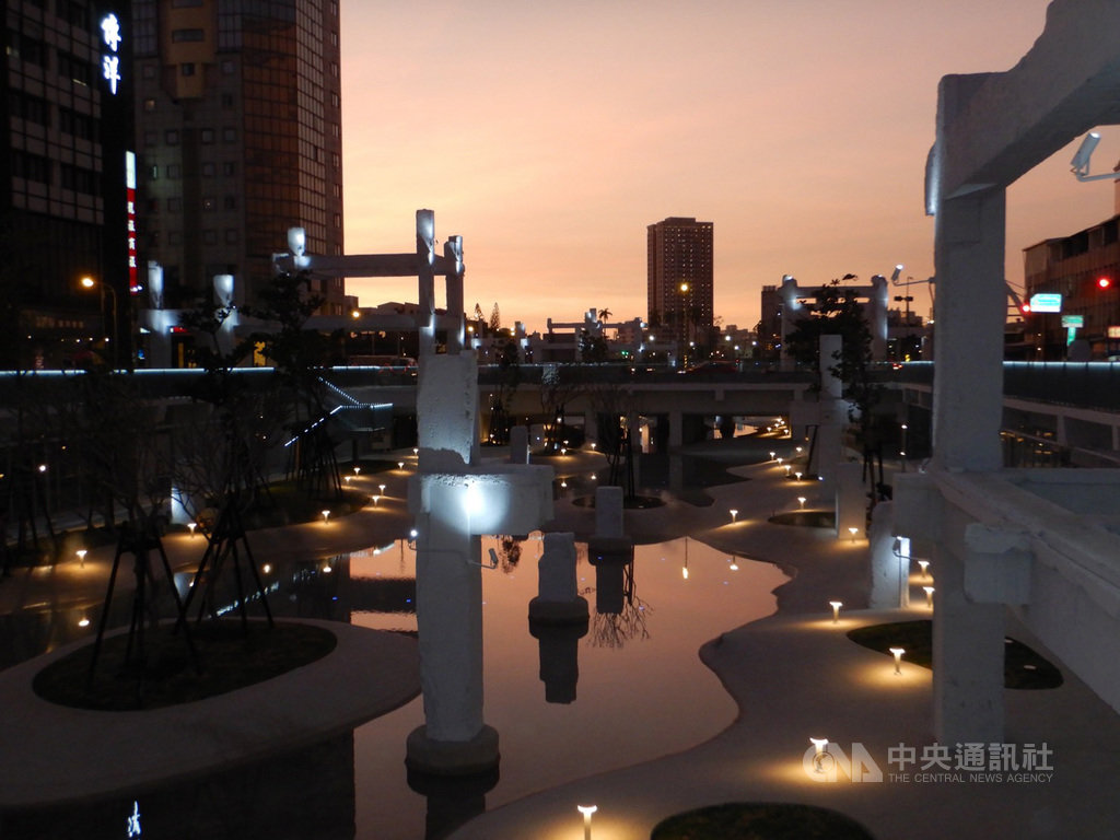 台南中國城拆除重建為「河樂廣場」,是台南市區最大的親水廣場,透過打光,在夕陽西下時,顯出台南古城另一種風貌。(台南市政府提供)中央社記者張榮祥台南傳真 109年3月6日