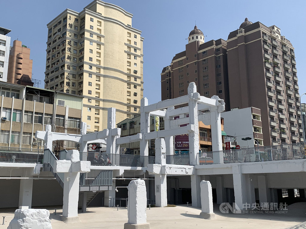 台南中國城拆除重建後的「河樂廣場The Spring」,保留部份中國城地上和地下的遺構,讓這片新生的親水廣場頗有古羅馬希臘斷壁殘垣的味道。中央社記者張榮祥台南攝 109年3月6日