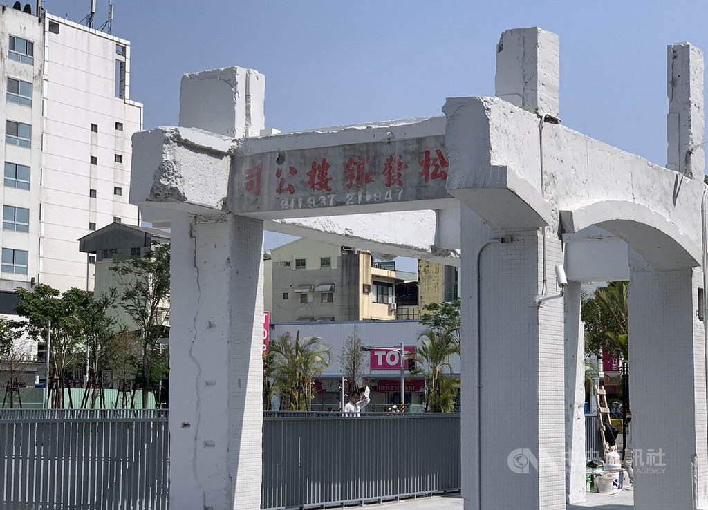 台南中國城拆除重建後的「河樂廣場The Spring」,保留部份中國城地上和地下的遺構,更留下拆除前的商家字號,讓人一窺中國城曾有的風華。中央社記者張榮祥台南攝 109年3月6日